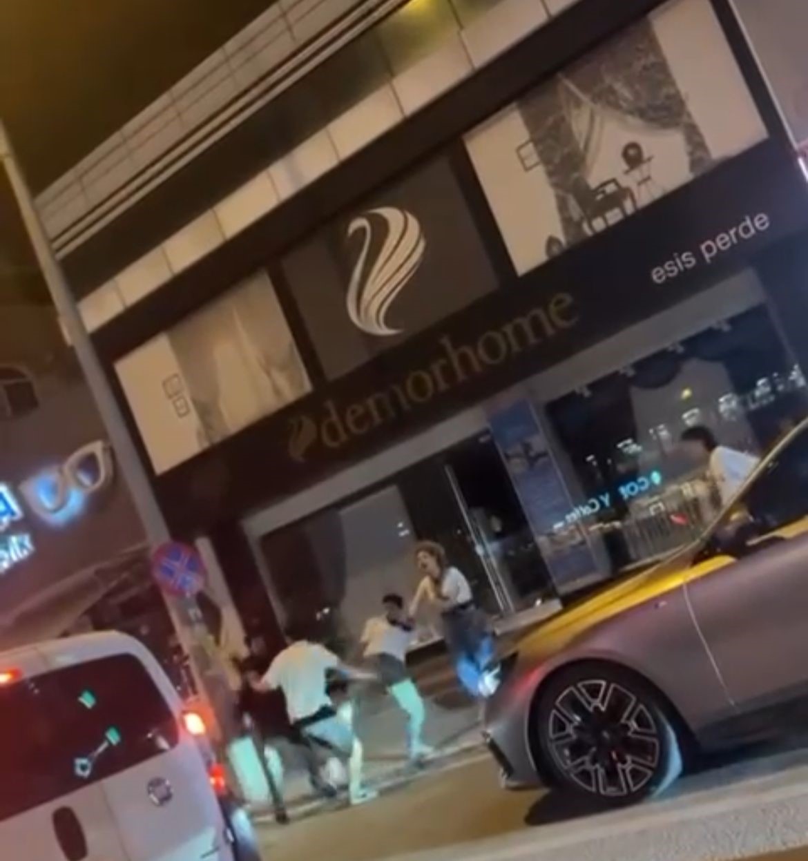 Gen&ccedil;ler caddeyi boks ringine &ccedil;evirdi, yumruklar havada u&ccedil;uştu
