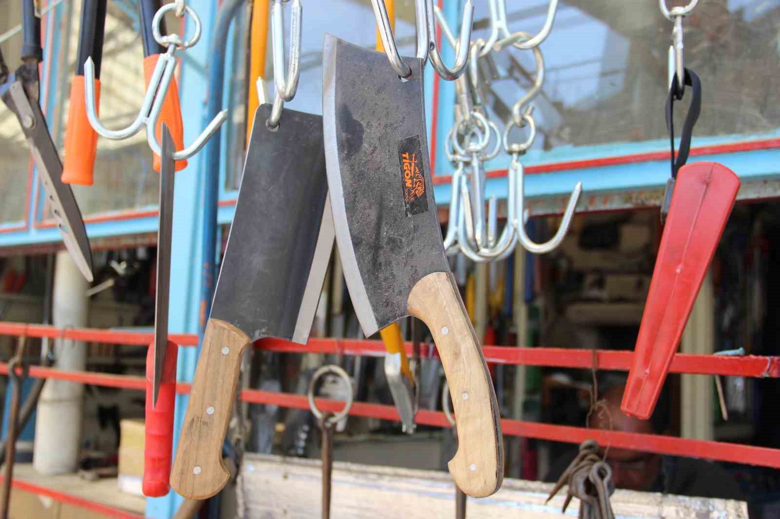 &Ccedil;orum&rsquo;da Kurban Bayramı &ouml;ncesi bı&ccedil;ak&ccedil;ıların bileme mesaisi başladı
