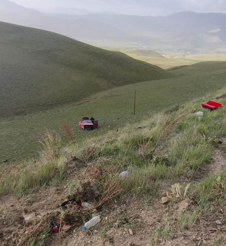 Van&rsquo;da 50 metrelik u&ccedil;uruma yuvarlanan otomobilin s&uuml;r&uuml;c&uuml;s&uuml; yaralandı
