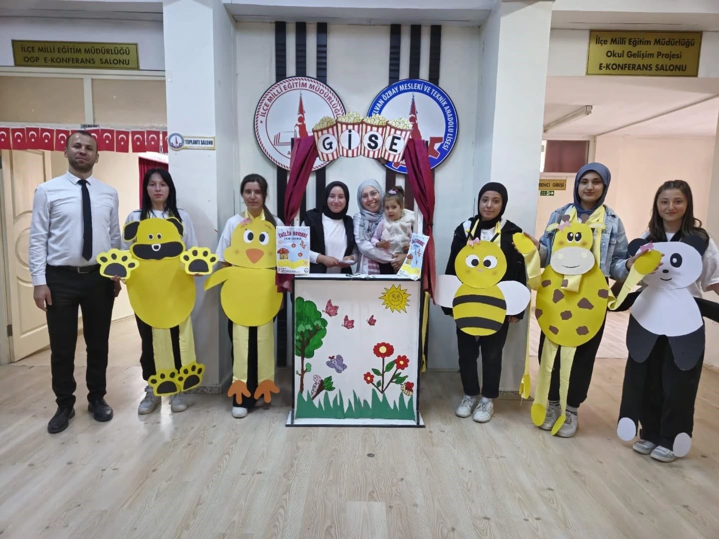 Altıntaş’ta çocuk tiyatrosu miniklerle buluştu
