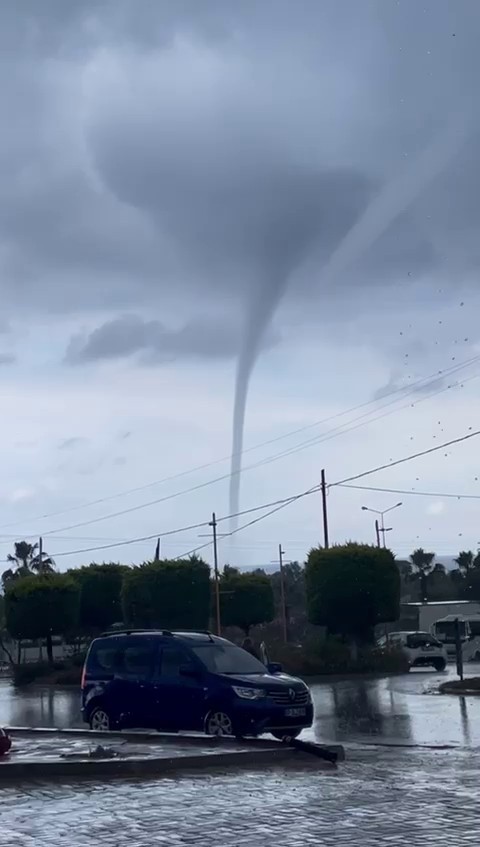 Alanya’da hortum korkuttu
