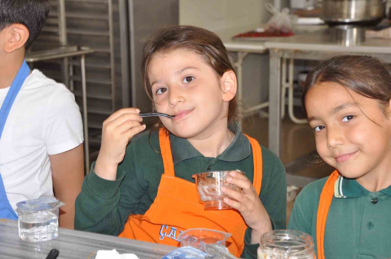 Öğrenciler kendi yaptıkları tatlıların lezzetine tam not verdi