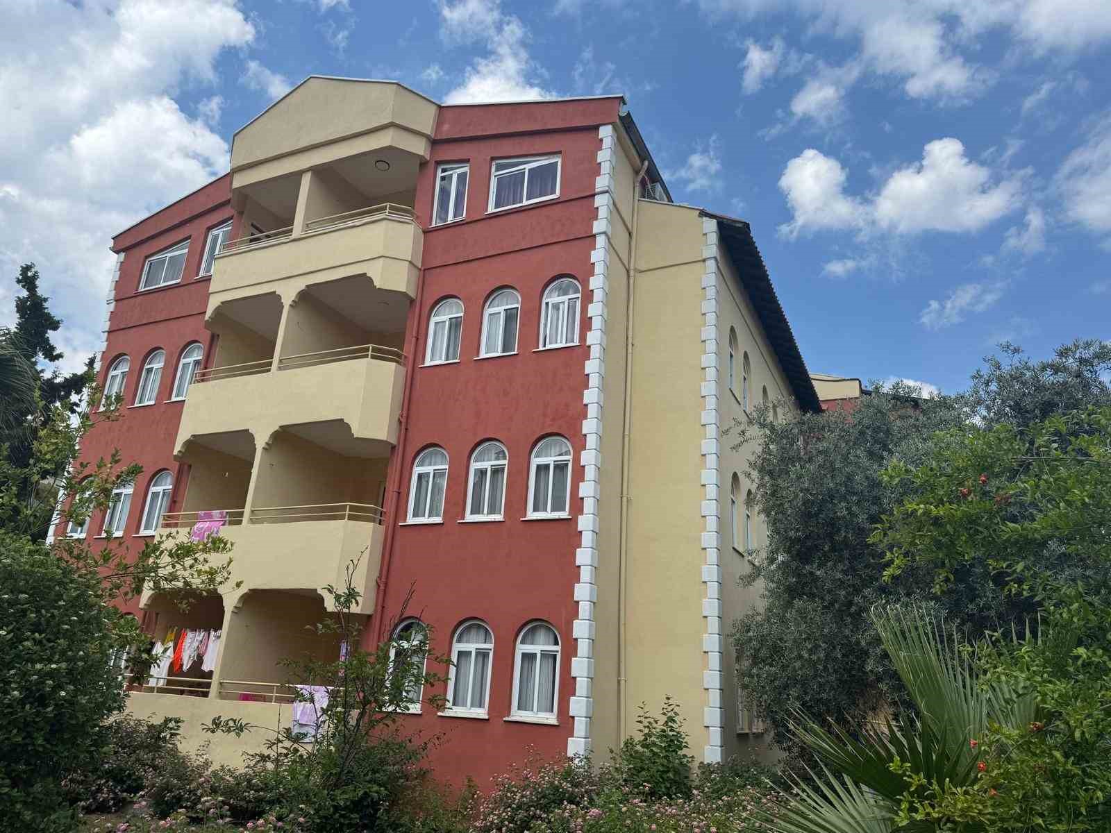 Marmaris&rsquo;te apartın &ccedil;atı katından d&uuml;şen İngiliz turist hayatını kaybetti
