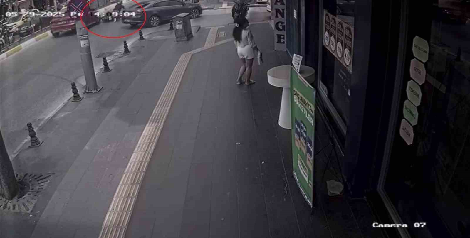 Motosiklete çarpan otomobil sürücüsü durmayıp uzaklaştı