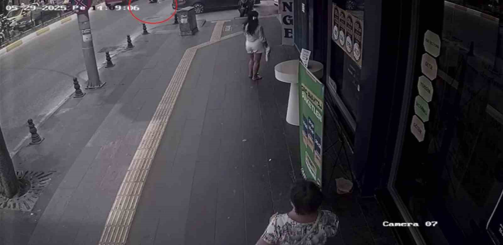 Motosiklete &ccedil;arpan otomobil s&uuml;r&uuml;c&uuml;s&uuml; durmayıp uzaklaştı
