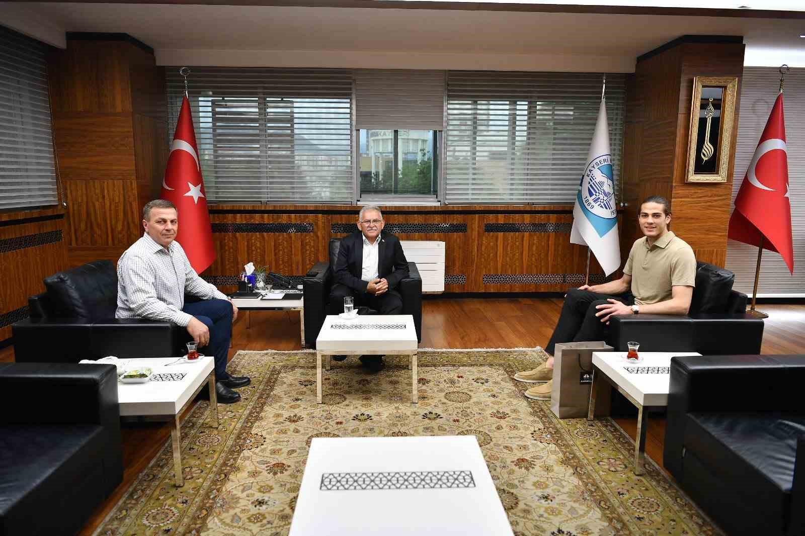 Milli kaleci Doğan Alemdar, Başkan B&uuml;y&uuml;kkılı&ccedil;&rsquo;ı ziyaret etti
