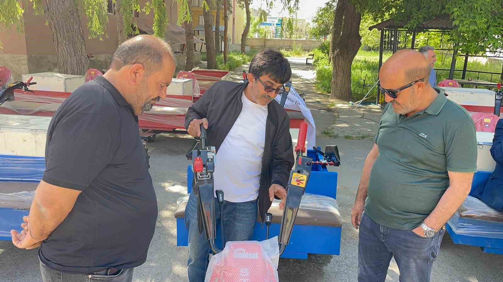 Muradiye’de DAP destekli tarım aletleri çiftçilere dağıtıldı