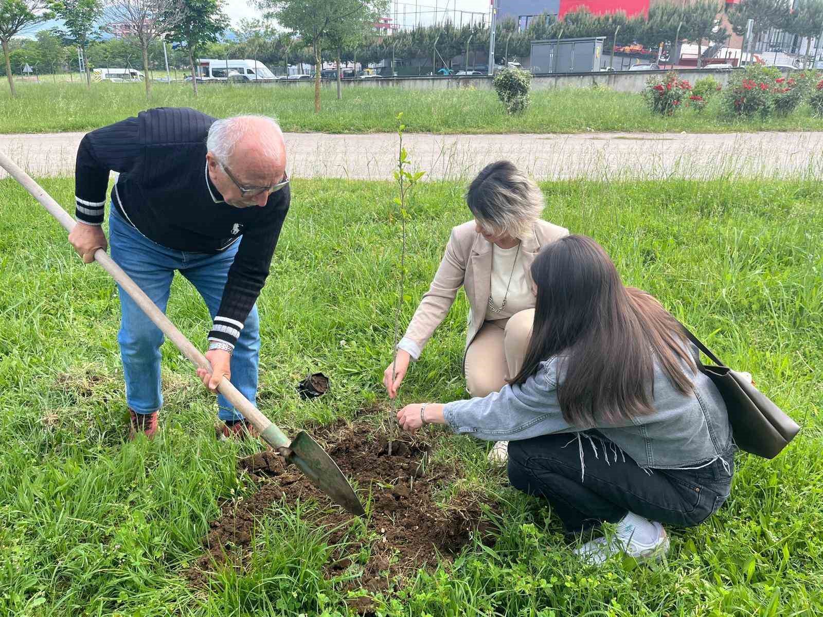 OM&Uuml;&rsquo;den &ccedil;evre ve g&ouml;n&uuml;l buluşması: Fidanlar dikildi, şarkılar s&ouml;ylendi

