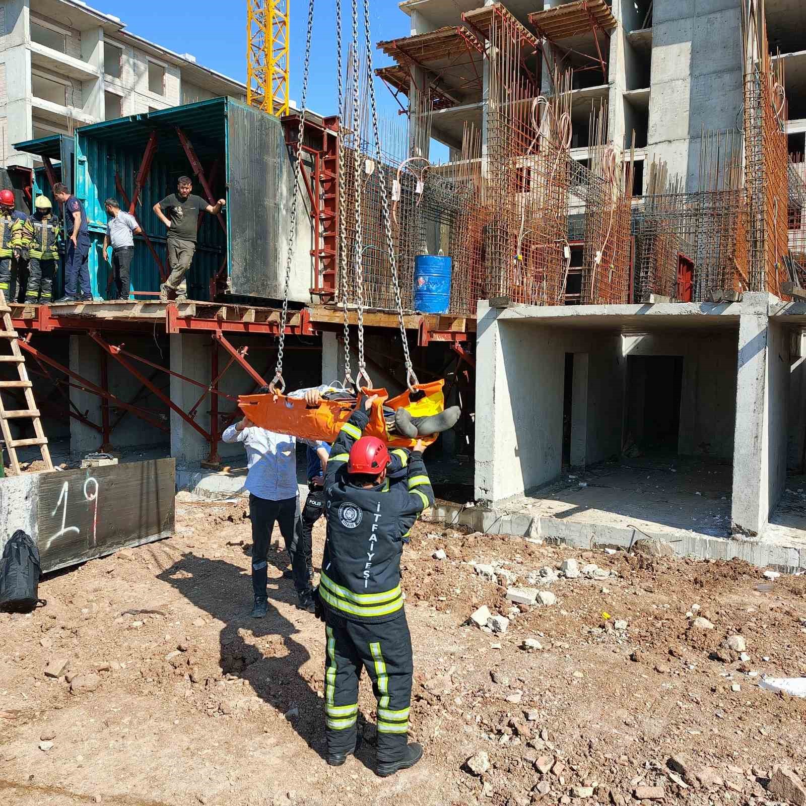 İnşatta fenalaşan işçiye vinç yardımıyla müdahale edildi
