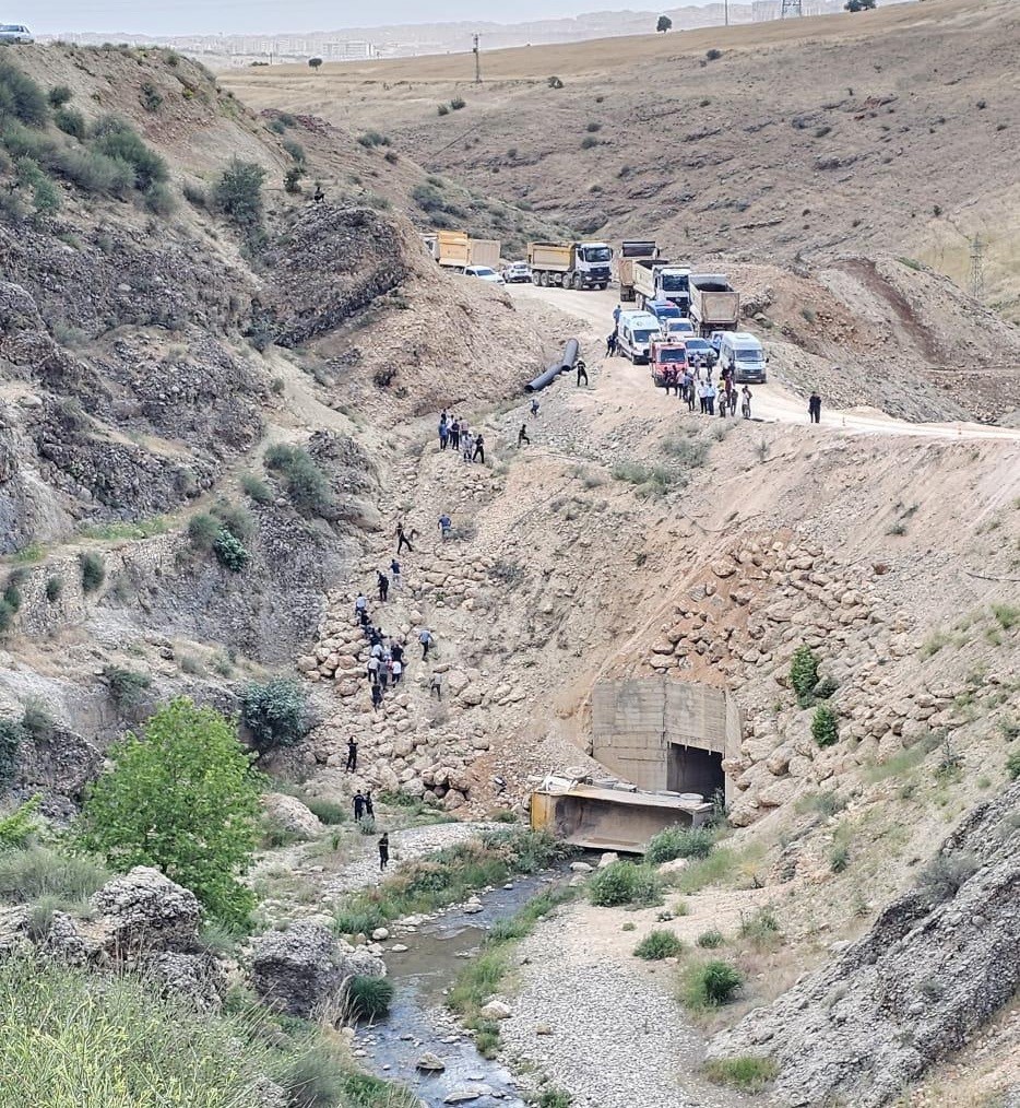 Hafriyat kamyonu devrildi: 1 yaralı