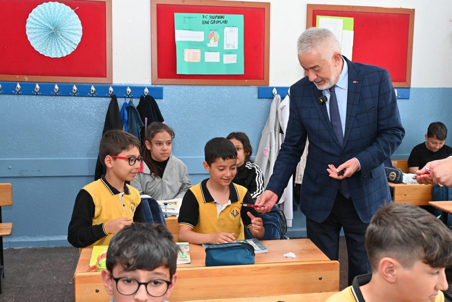 Sınıf başkanının se&ccedil;im vaadi belediye başkanını okula getirme oldu
