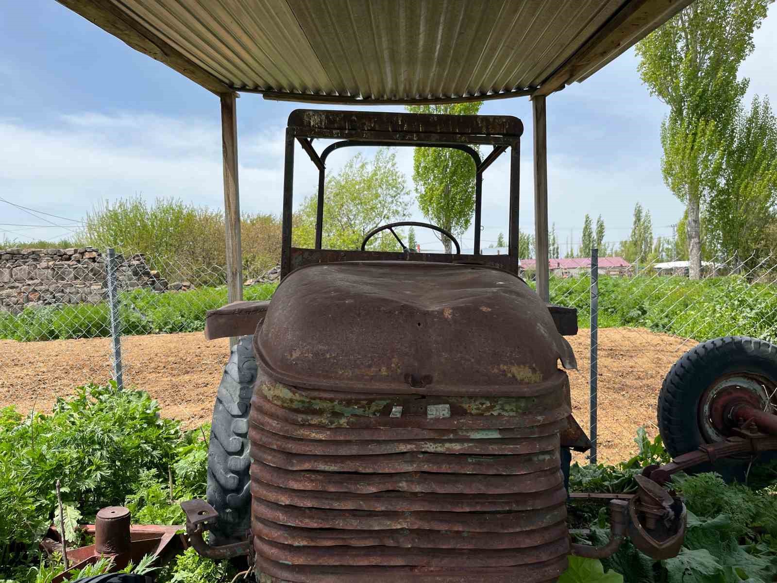 Kars’ta baba hatırası traktörü 73 yıldır saklıyor