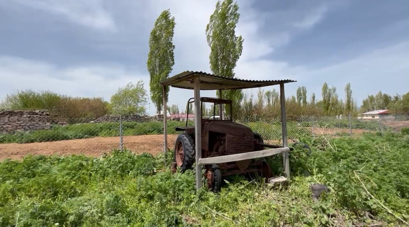 Kars&rsquo;ta baba hatırası trakt&ouml;r&uuml; 73 yıldır saklıyor
