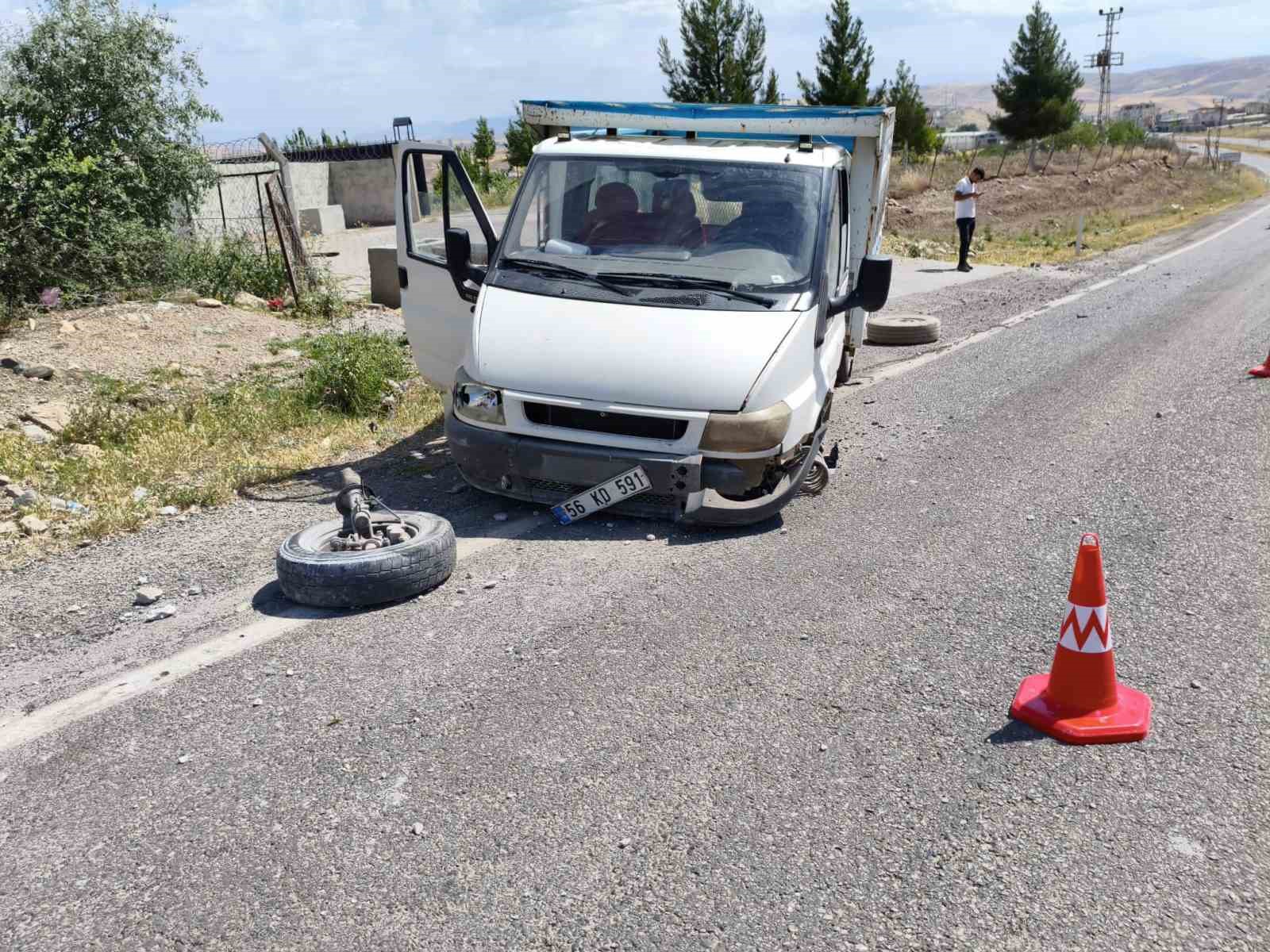 Siirt&rsquo;te kurbanlıkları taşıyan ara&ccedil; kaza yaptı

