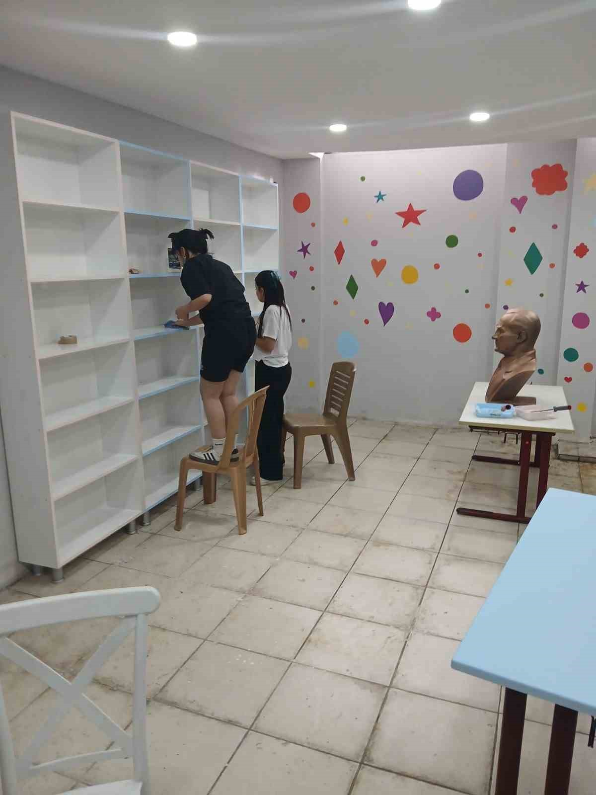 Akdenizli &ouml;ğrenciler Hatay&rsquo;da k&uuml;t&uuml;phane kurdu
