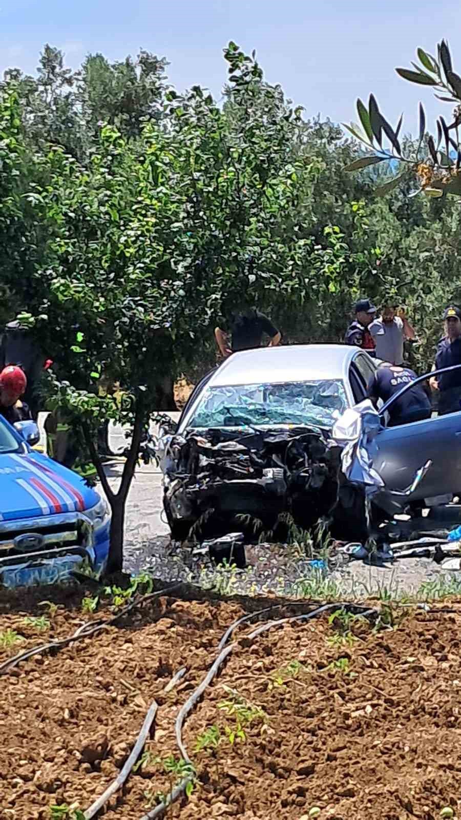 Hatalı sollama yapan otomobil jandarma ekibiyle &ccedil;arpıştı: 1 &ouml;l&uuml; 2 yaralı
