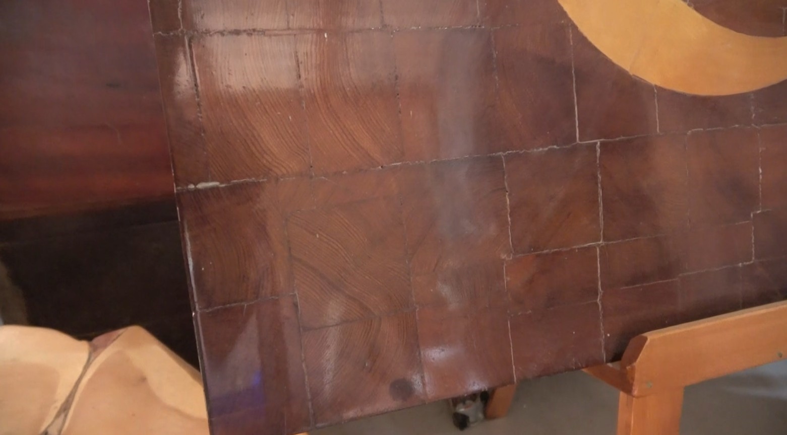 76 yaşındaki usta, 15 Temmuz şehitleri i&ccedil;in 246 par&ccedil;adan T&uuml;rk bayrağı yaptı
