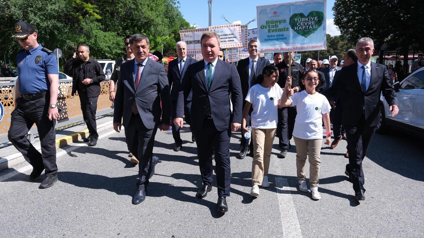 "Çevrene İyi Bak: Plastik Kirliliği İle Mücadele" temalı farkındalık yürüyüşü düzenlendi