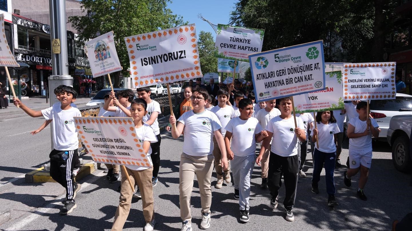"Çevrene İyi Bak: Plastik Kirliliği İle Mücadele" temalı farkındalık yürüyüşü düzenlendi
