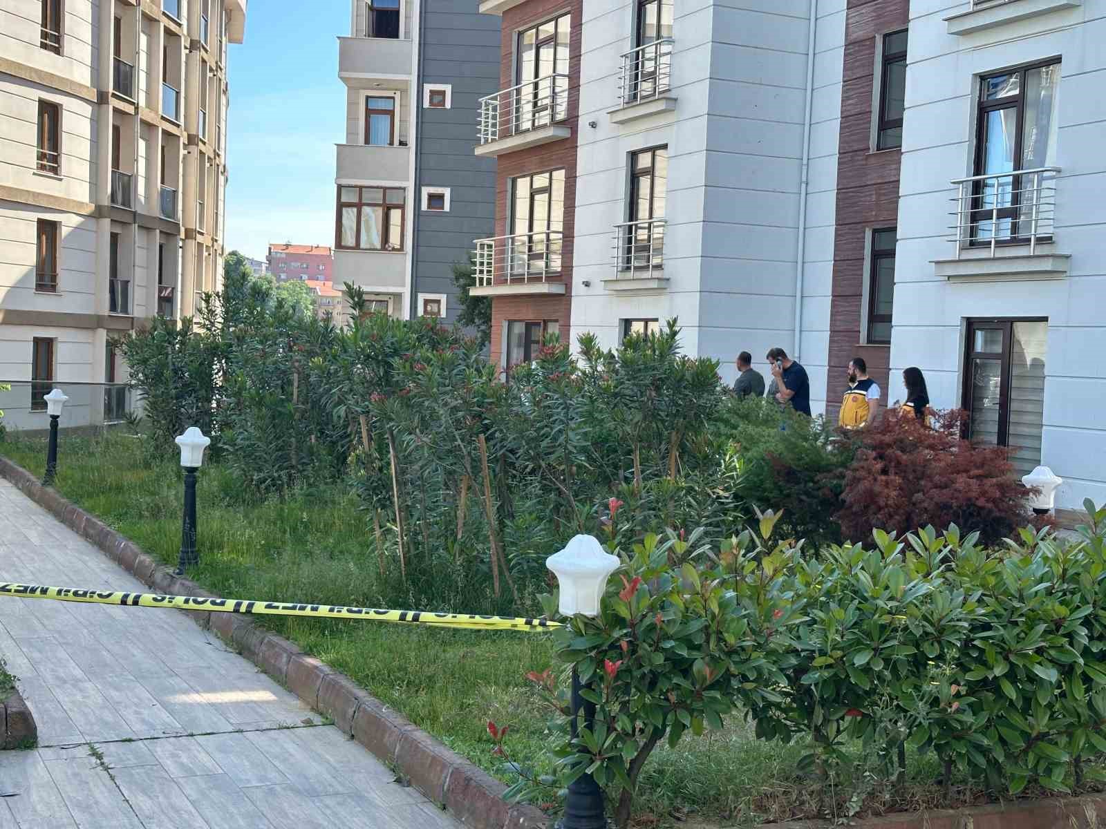Genç kadın apartman önünde ölü bulundu
