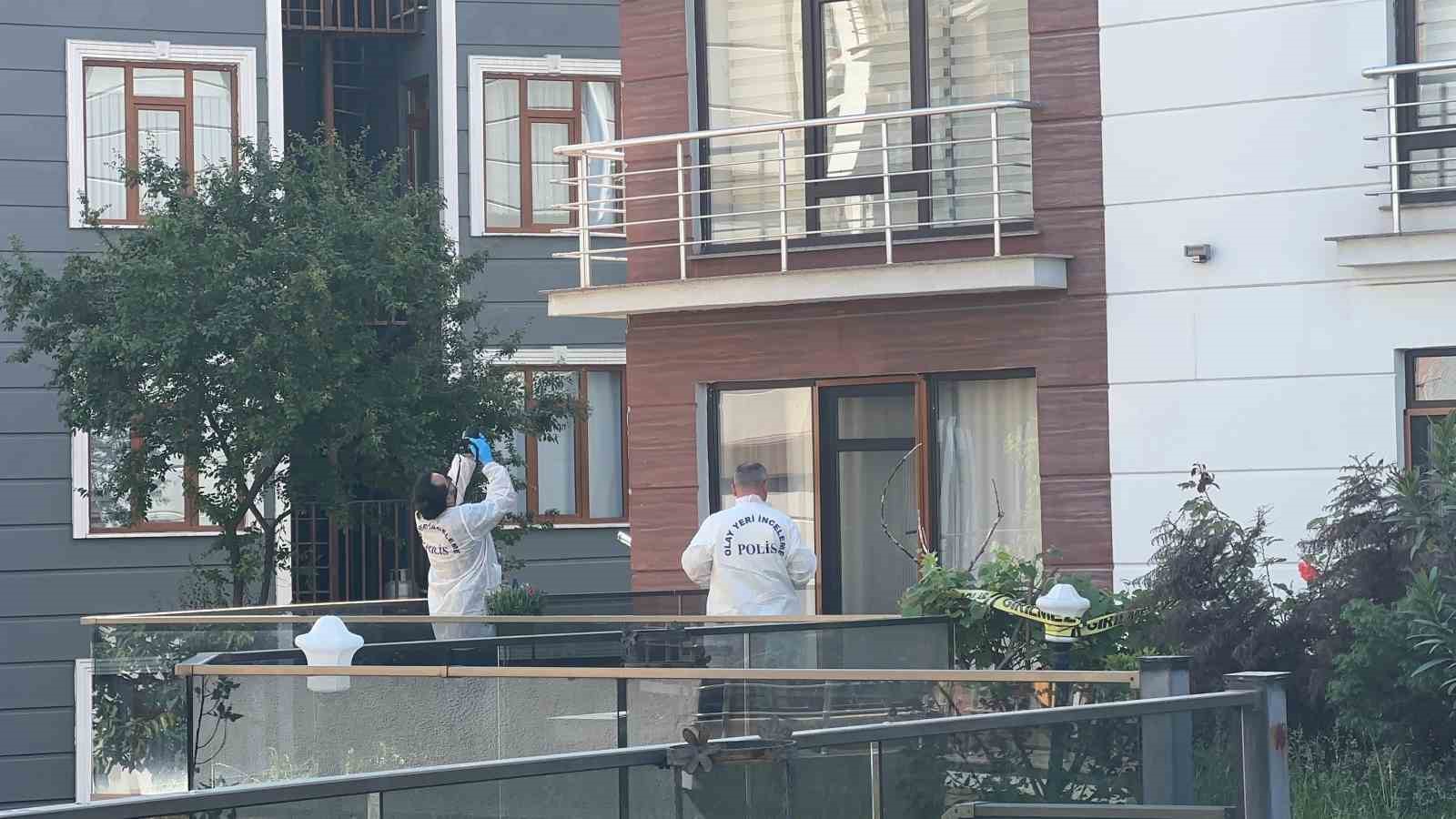 Genç kadın apartman önünde ölü bulundu