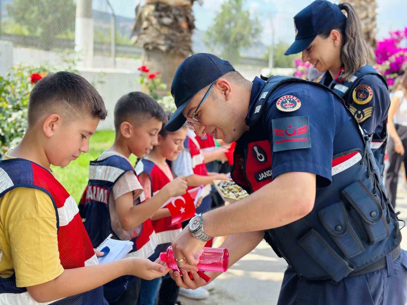 Buharkent’te öğrenciler jandarmayı tanıdı
