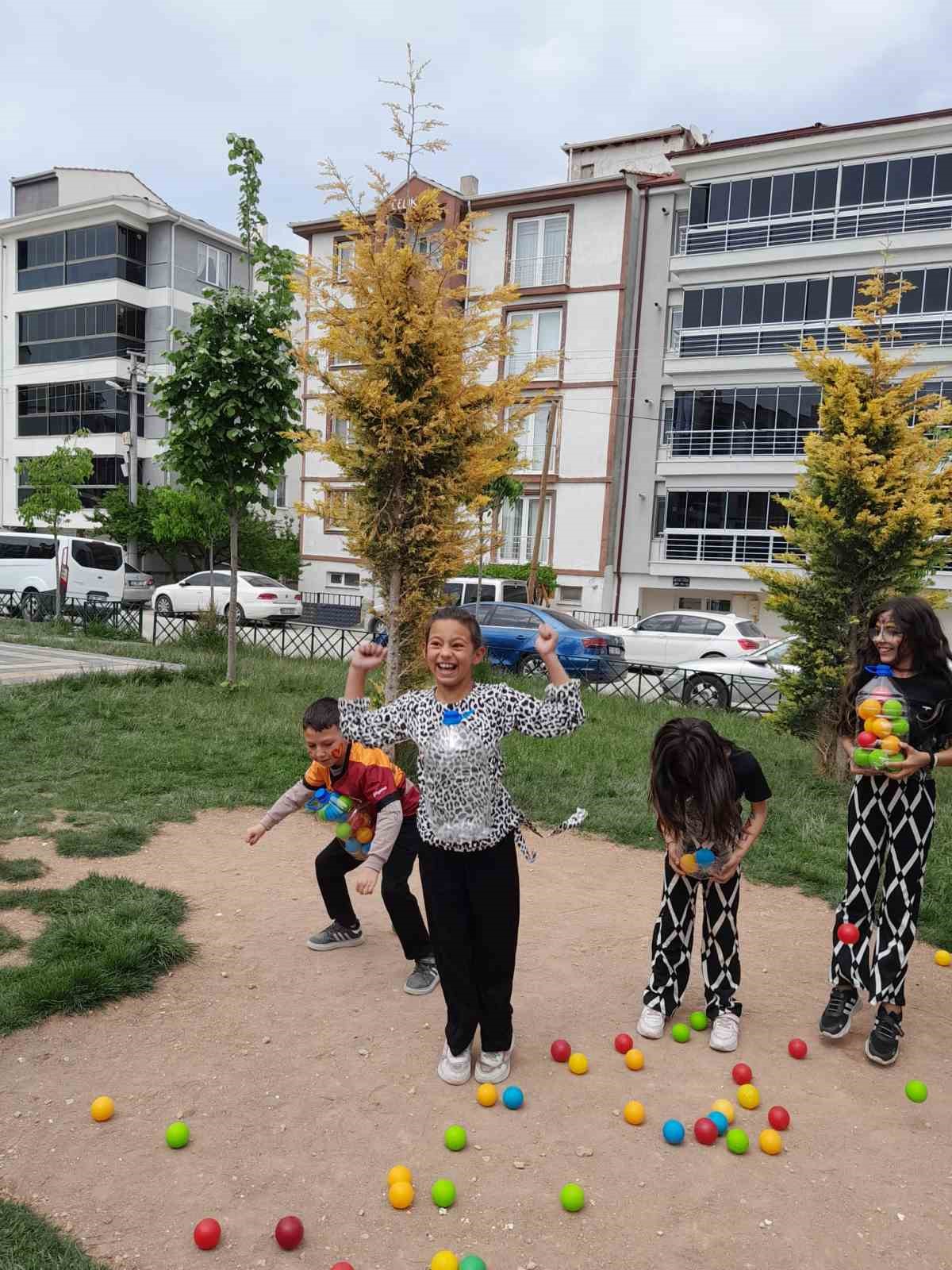 &Ouml;zel &ouml;ğrenciler ile coşkulu kutlama
