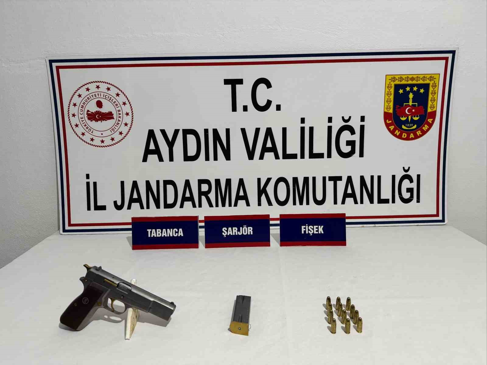 Kuşadası ve Söke’de ruhsatsız av tüfeği ve tabanca ele geçirildi