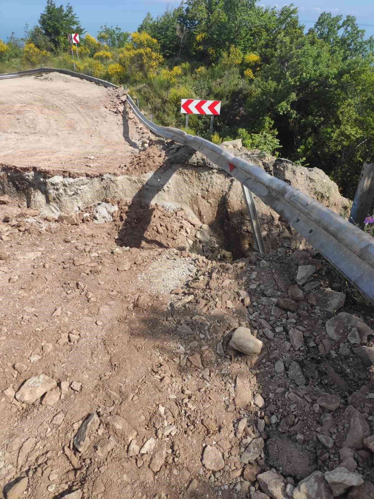 Kastamonu&rsquo;da heyelan sebebiyle yol ulaşıma kapandı
