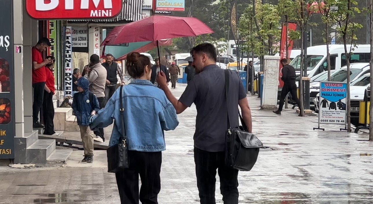 Y&uuml;ksekova&rsquo;da sağanak yağış etkili oldu
