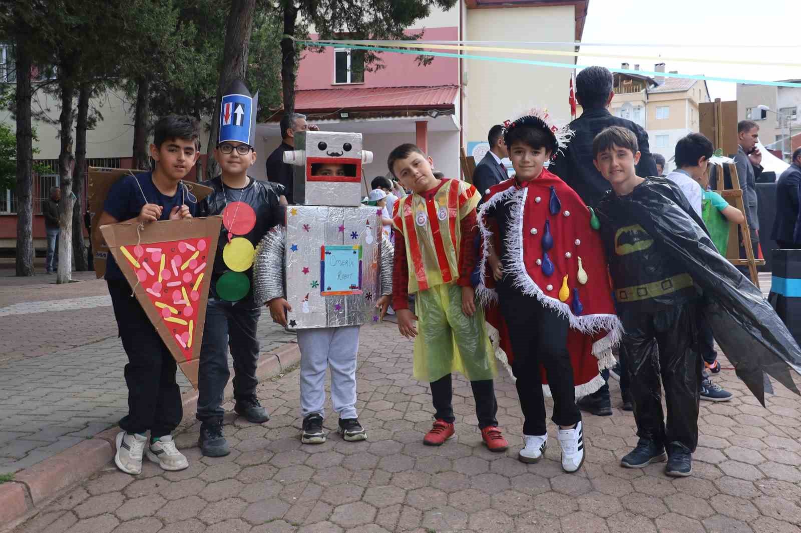 Miniklerden geri d&ouml;n&uuml;ş&uuml;m defilesi
