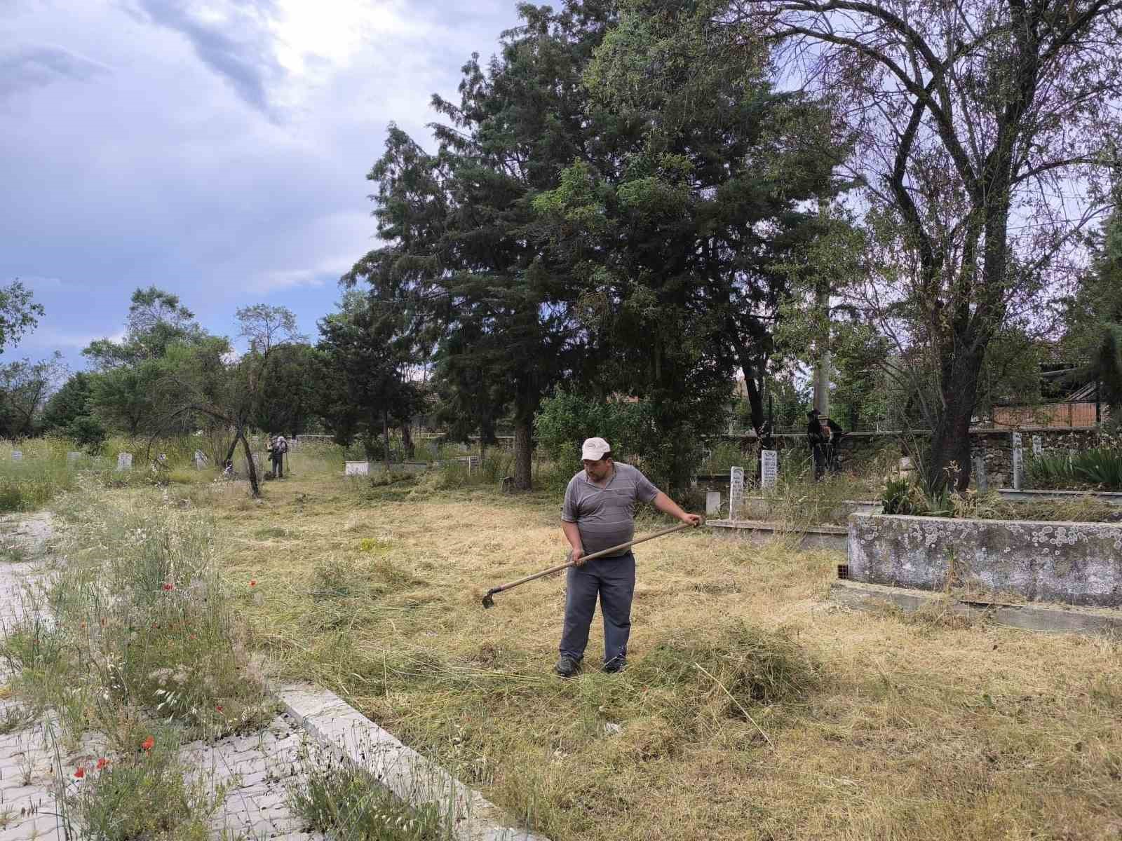 Beyağa&ccedil; Belediyesi mezarlıkları bayrama hazırlıyor
