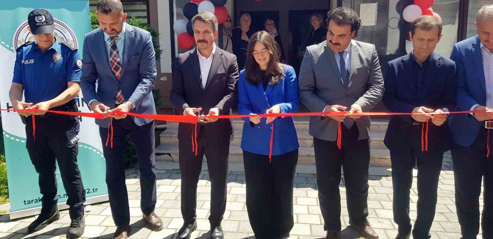 Taraklı Halk Eğitim Merkezi yıl sonu sergisi açıldı