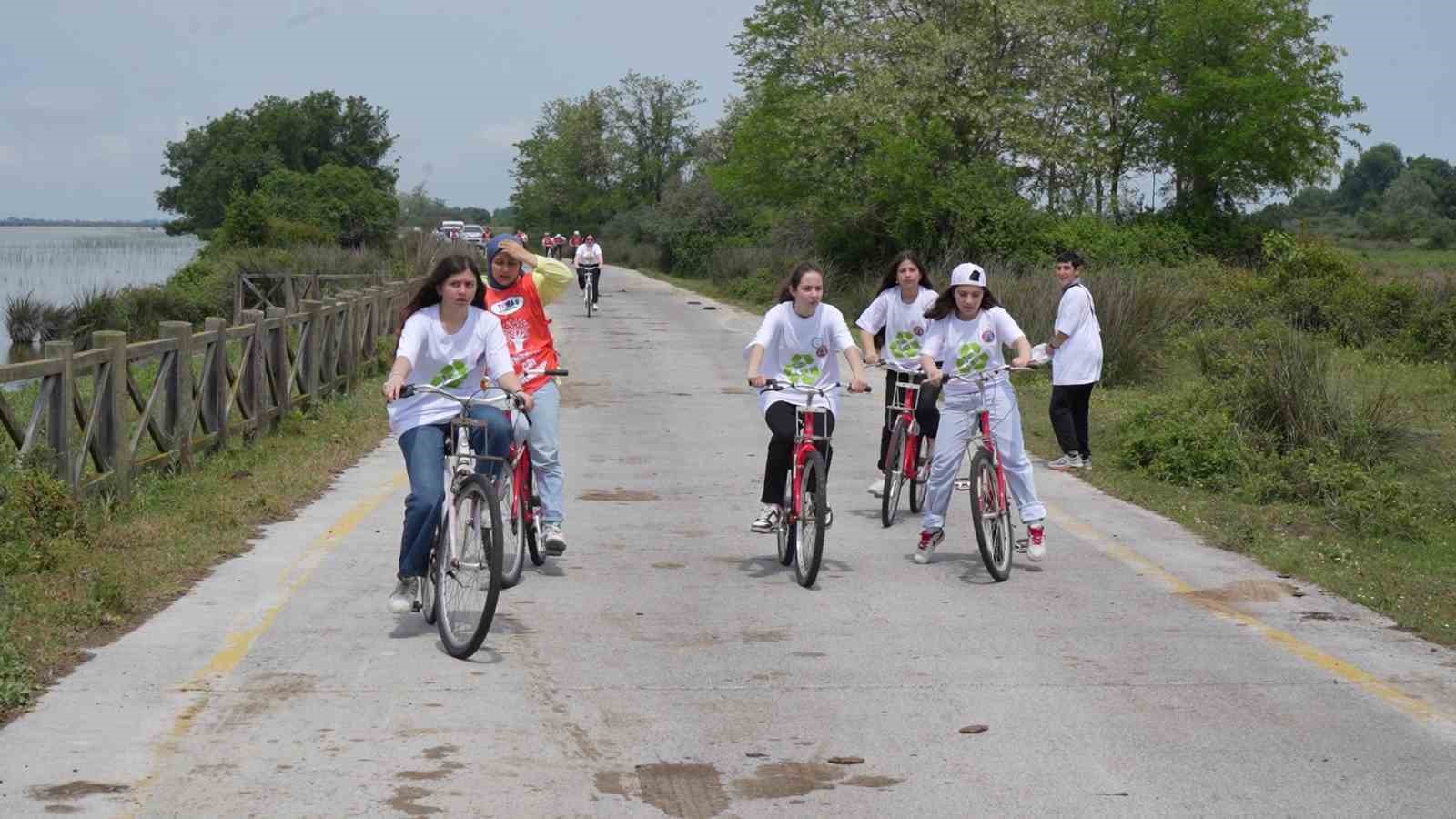 Kızılırmak Deltası&rsquo;nda pedal &ccedil;evirerek &rsquo;&ccedil;evre temizliğine&rsquo; dikkat &ccedil;ektiler
