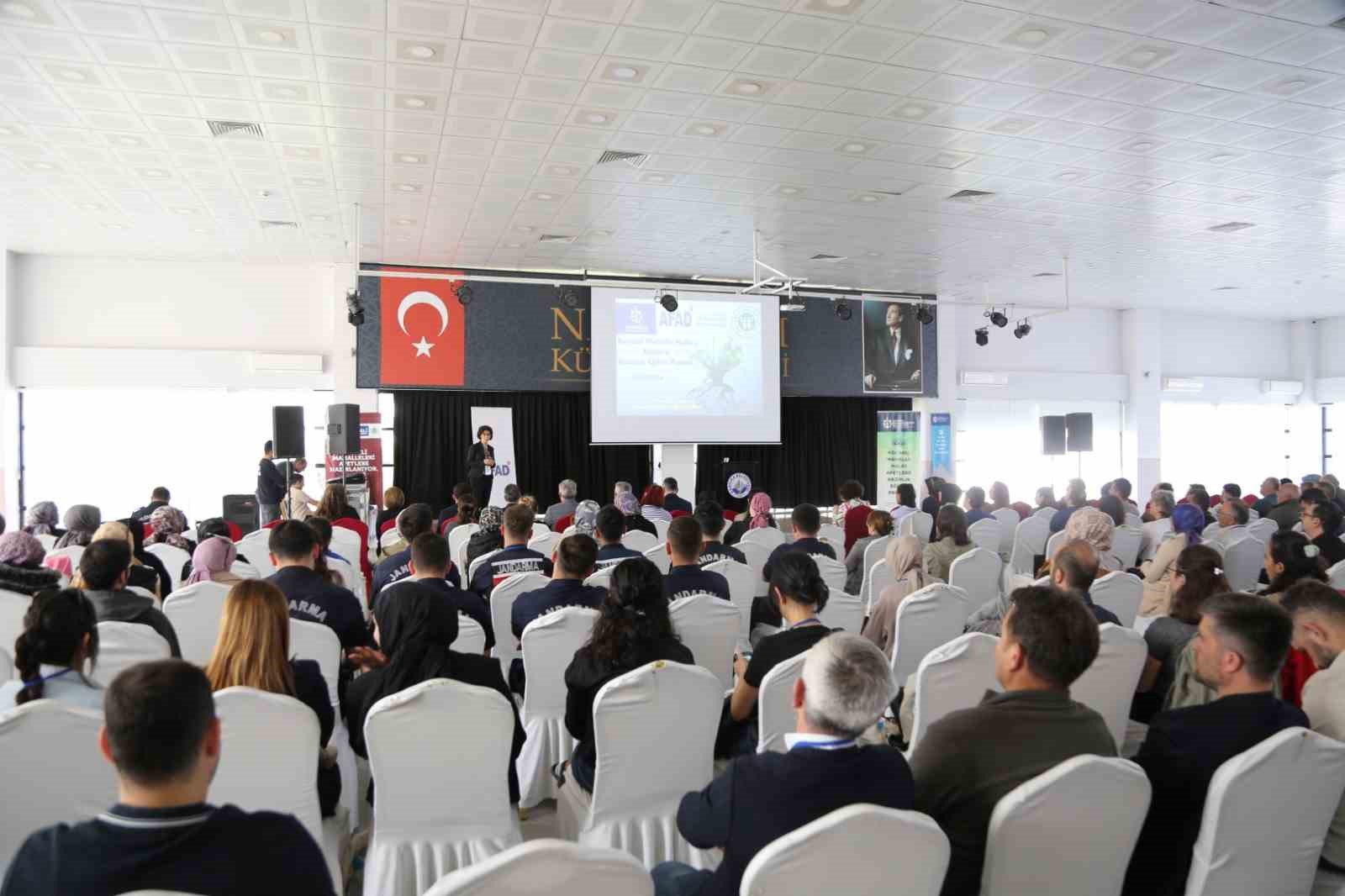 Kandıra&rsquo;da depreme hazırlanan g&ouml;n&uuml;ll&uuml;ler, sahada tehlikeleri analiz etti
