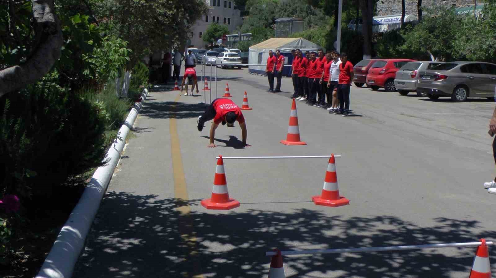 İtfaiyecilere kondisyon için spor parkuru testi
