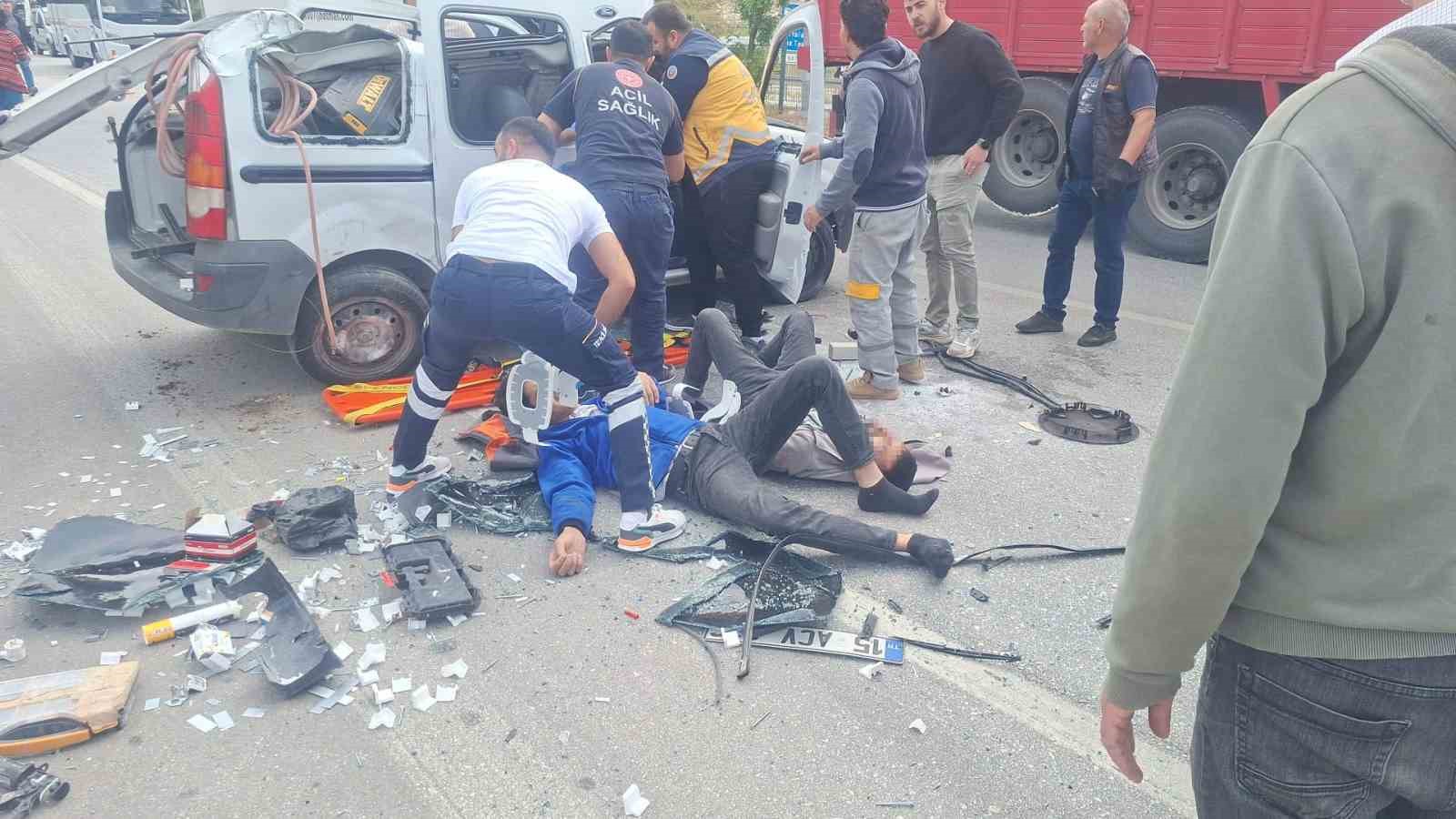 Ehliyetsiz sürücü kaldırıma çarpıp takla attı ardından kamyonete çarptı :3 yaralı