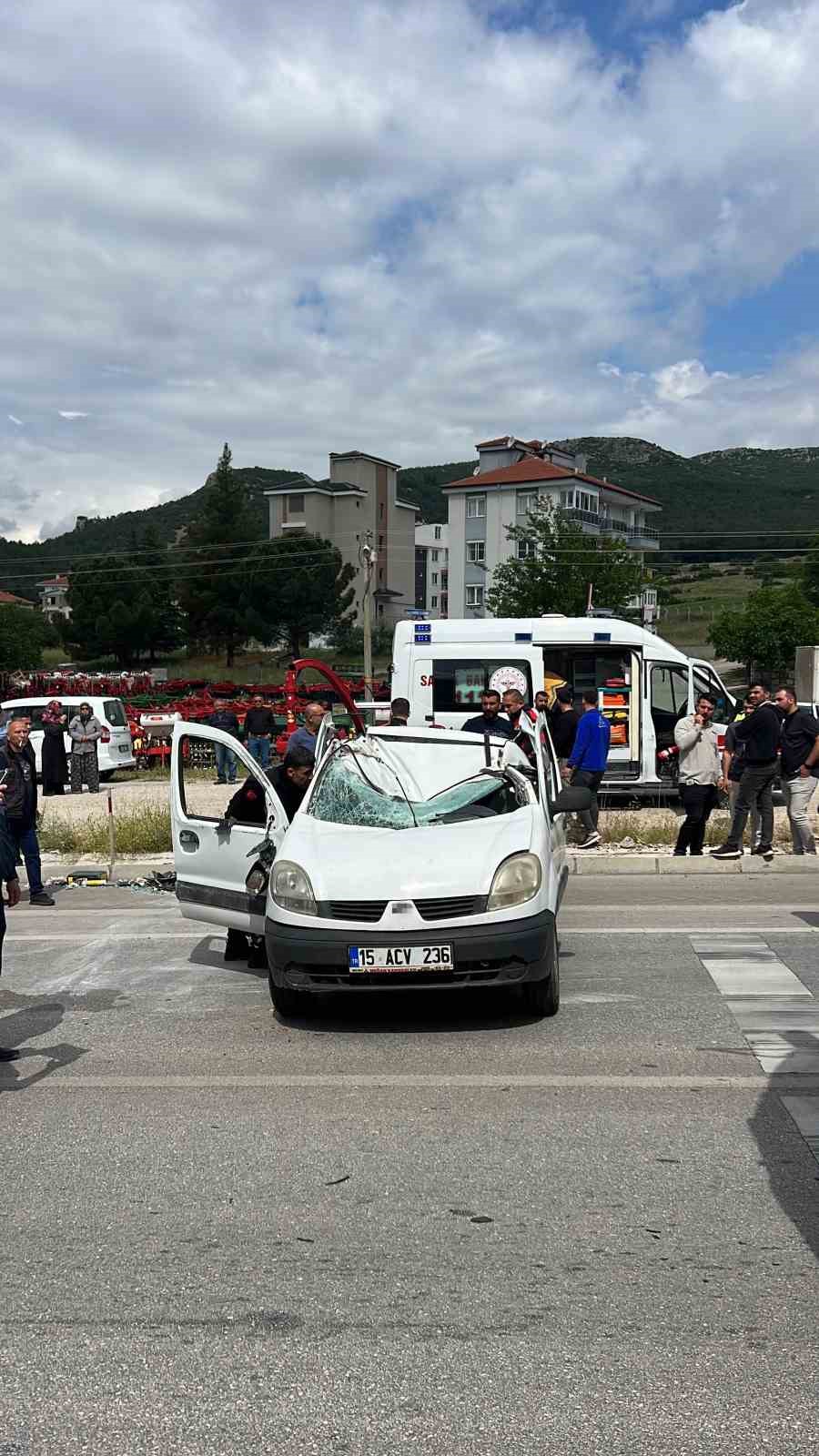 Ehliyetsiz s&uuml;r&uuml;c&uuml; kaldırıma &ccedil;arpıp takla attı ardından kamyonete &ccedil;arptı :3 yaralı
