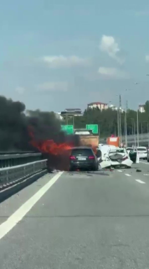 Kuzey Marmara Otoyolu’nda zincirleme  kaza sonrası 2 araç yandı