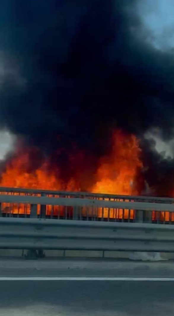 Kuzey Marmara Otoyolu&rsquo;nda zincirleme  kaza sonrası 2 ara&ccedil; yandı

