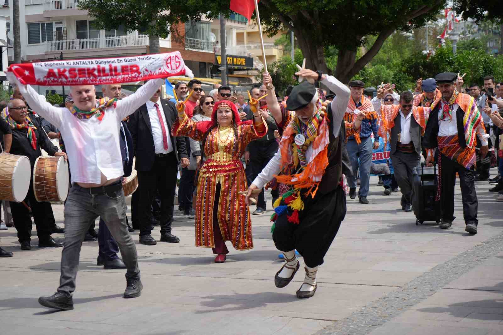 Uluslararası Yörük Türkmen Festivali ‘Yörük Göçü’yle açıldı, Antalya renk cümbüşüne döndü