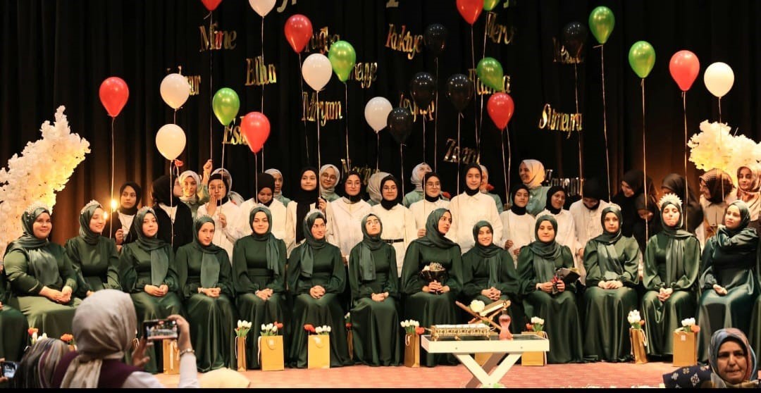 Develi Mümin Dulun Hafızlık Kız Kur’an Kursu mezuniyet coşkusu