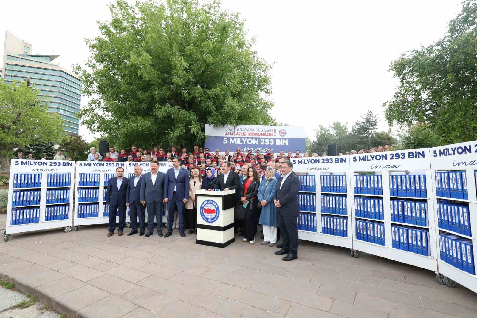 Memur-Sen’den ‘Anayasa Değişsin Aile Korunsun’ imza kampanyası
