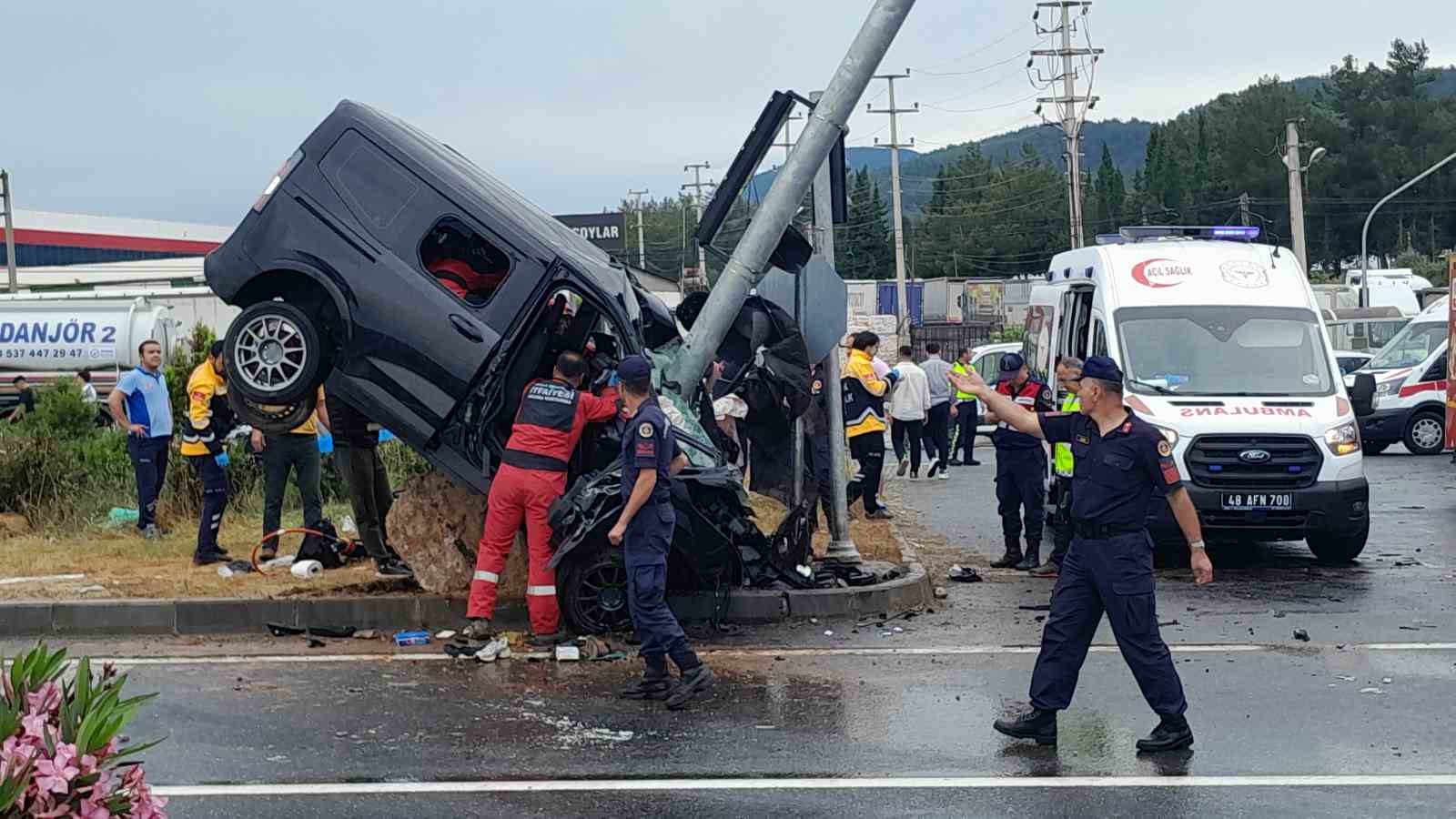 Muğla'da kaza: Araç direğe çarpıp havada sallandı - İHA
