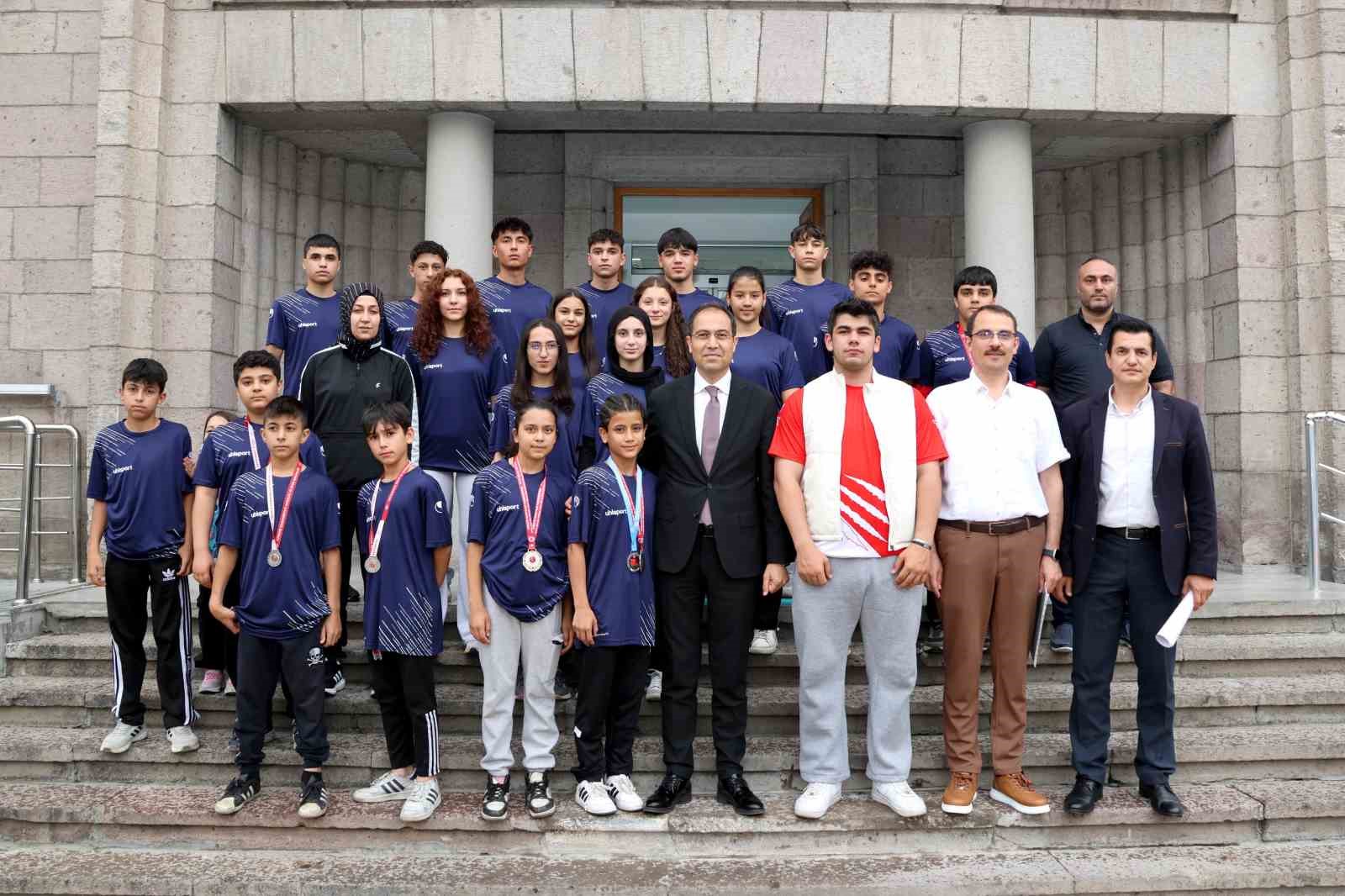 Şampiyon sporculardan İl Sağlık Müdürü Erşan’a ziyaret