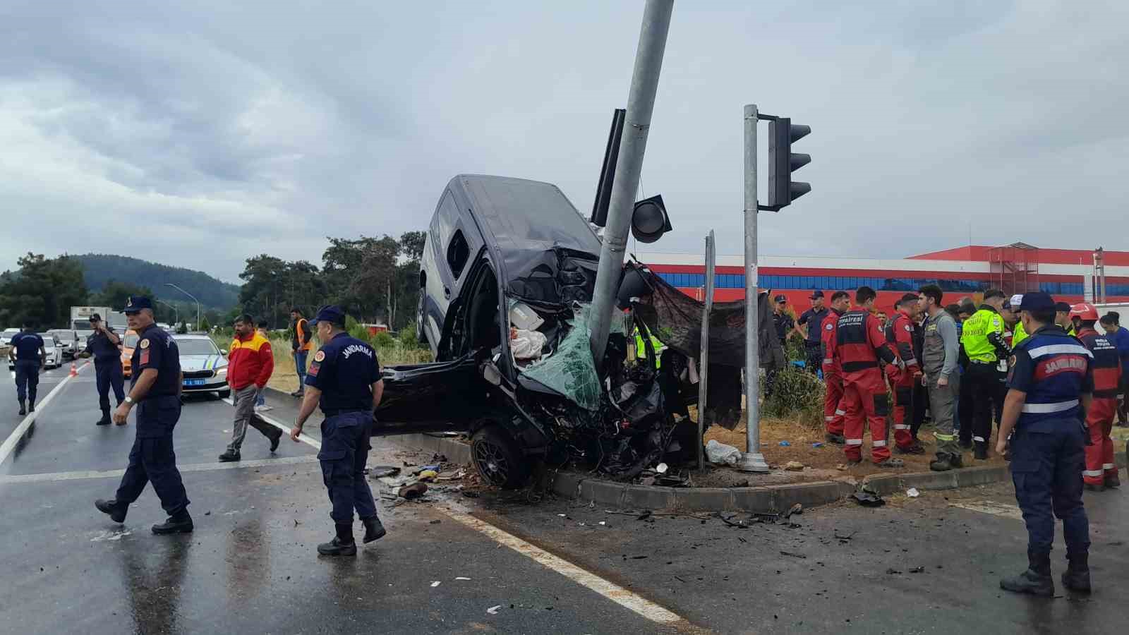 Muğla'da trafik kazasında bir kişi hayatını kaybetti, 3 kişi yaralandı. Ihlas Haber Ajansı'nın aktardığına göre.