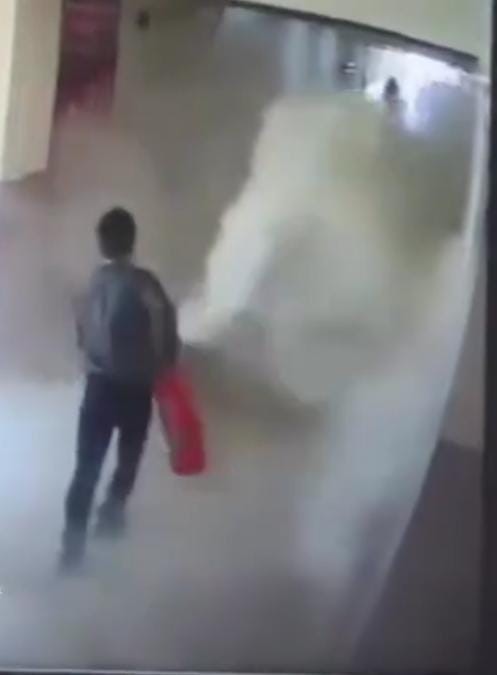 Özel öğrenci yangın tüpünü sıkınca okulda paniğe neden oldu
