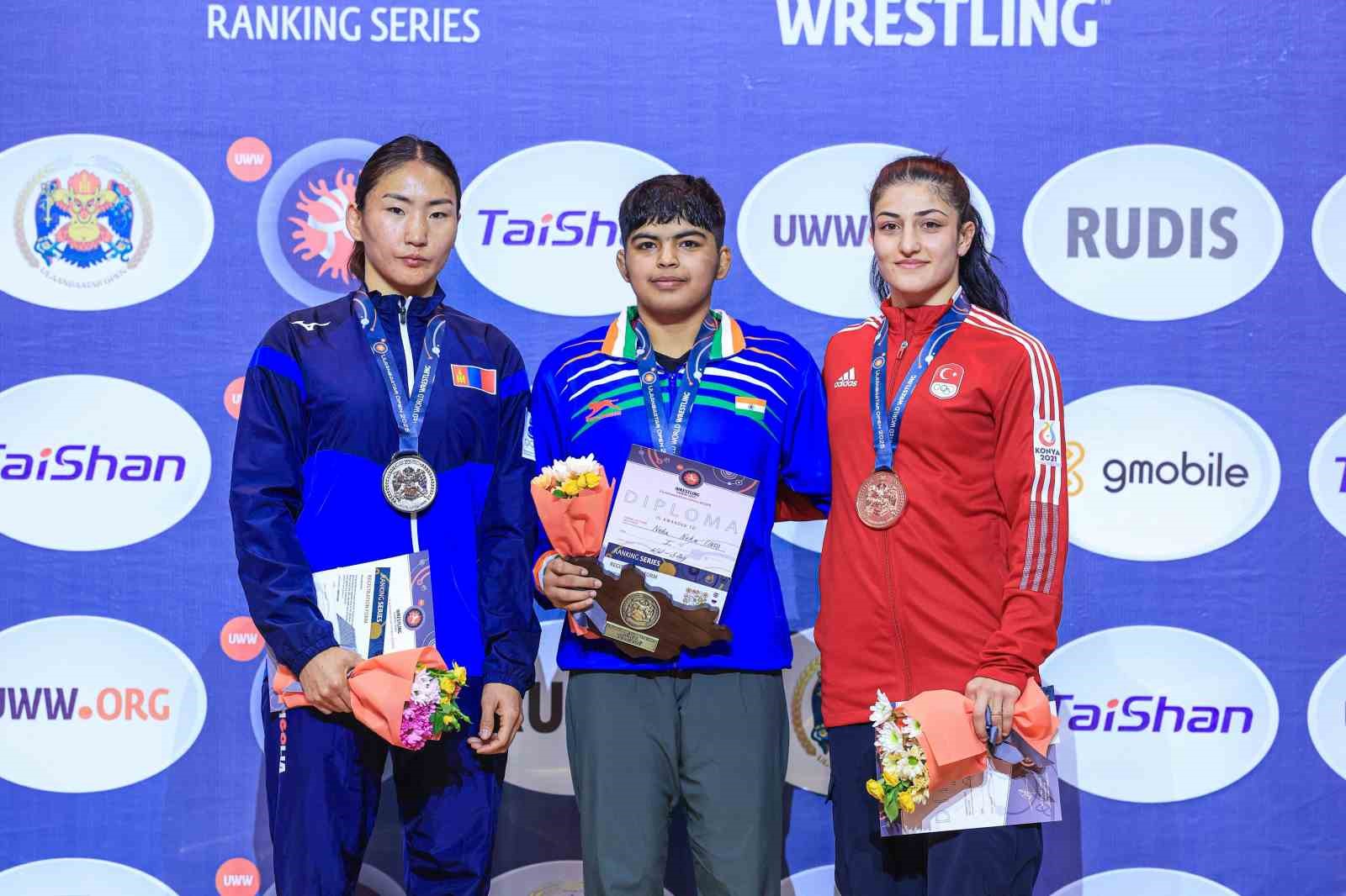 Moğolistan’da milli kadın güreşçilerden 1 gümüş ve 1 bronz
