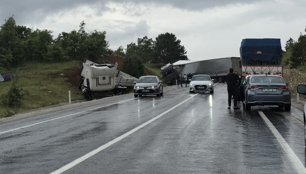 Konya'da meydana gelen iki trafik kazasında 5 kişi yaralandı.