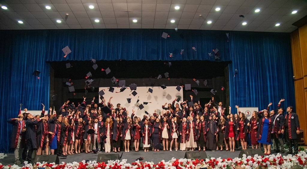 OM&Uuml;&rsquo;de 2025&rsquo;in ilk mezuniyet coşkusu Veteriner Fak&uuml;ltesi ile başladı
